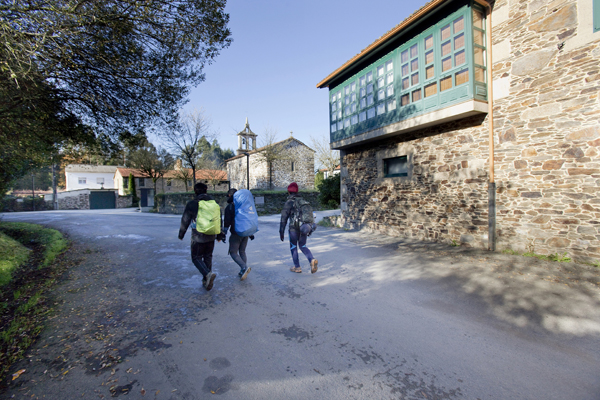 Imaxe que mostra a uns peregrinos camiñando por San Paio, parroquia de Lorem ipsum